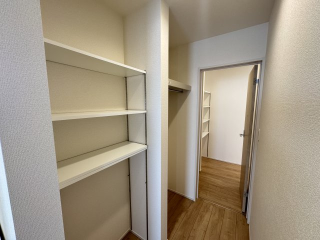読谷村比謝（全2棟）の収納|1号棟　洗面室可動棚収納＋ハンガーパイプ付き♪