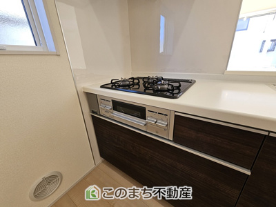 【キッチン】 | Livele Garden.S　第15栃木大平町富田1号棟 | 三ツ口コンロ採用で、同時調理もスムーズ◎！お料理を並べられるカウンター付きで、配膳・片付けをサポート！リビングで過ごすご家族とコミュニケーションを楽しみながら作業可能です♪
