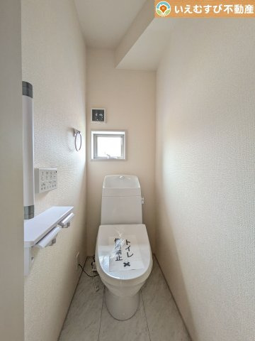 Livele Garden.S　行田棚田町のトイレ|シンプルで清潔感のあるトイレ
窓付きで明るく、お掃除しやすいシンプルな空間♪