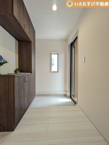 Livele Garden.S　行田棚田町の玄関|玄関がいつも片づく大容量シューズボックス
充実の収納設備で玄関がすっきり綺麗に過ごせると快適ですよね♪