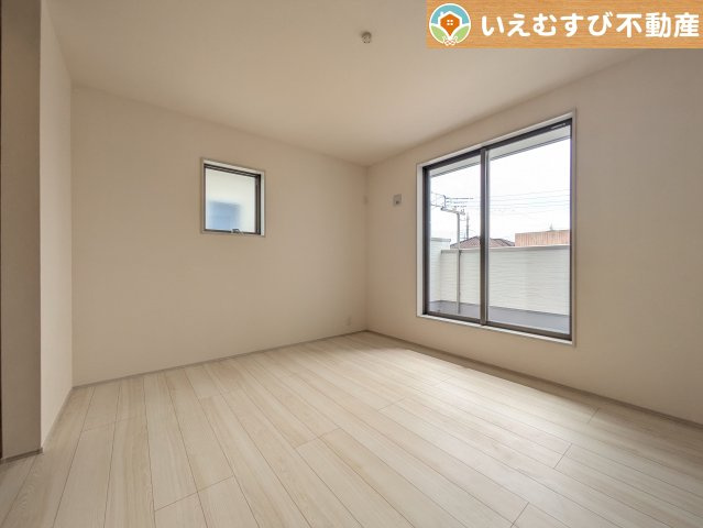Livele Garden.S　行田棚田町の洋室|ナチュラルな色合いでシンプルな洋室
大容量のウォークインクローゼット付きで、採光もたっぷりのお部屋♪