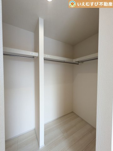 Livele Garden.S　行田棚田町の収納|たっぷりの収納力を備えたウォークインクローゼット
たくさん収納できるので季節物やかさばるバッグなども片付きます♪
