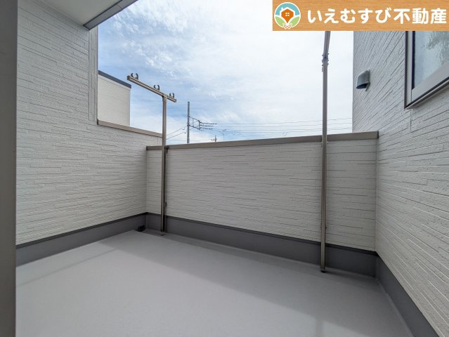 Livele Garden.S　行田棚田町のバルコニー|南バルコニーで毎日のお洗濯もラクラク快適
しっかり太陽の光が降り注ぐ南向きなのでお洗濯物が乾きやすい♪