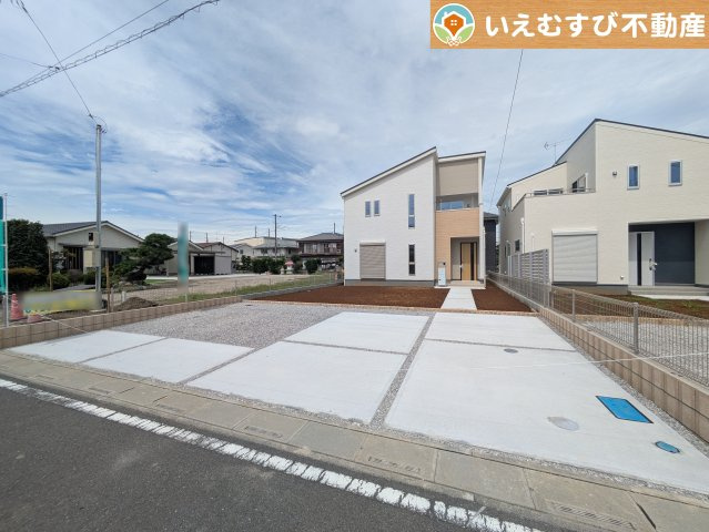Livele Garden.S　行田棚田町の駐車場|並列3台駐車可能なゆとりのカースペース
複数台車をお持ちでも、お友達が遊びに来てもゆとりの駐車スペース！