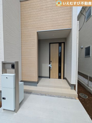 Livele Garden.S　行田棚田町のエントランス|落ち着いた色づかいのエントランス
駐車場からアクセスの良いエントランス。雨の日や荷物が多くても安心の動線♪
