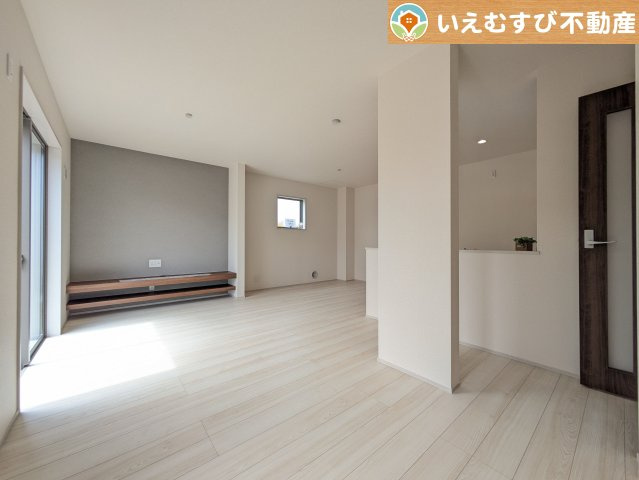Livele Garden.S　行田棚田町の居間・リビング|開放感と家族との距離感にこだわったＬＤＫ
採光たっぷりのリビングで休日には家族みんなでくつろげそうですね♪