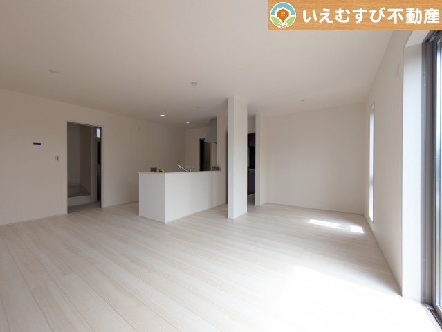 Livele Garden.S　行田棚田町の居間・リビング|白を基調にした清潔感溢れる印象のリビングダイニング
白基調なので明るく、広く感じます。どんな家具も合わせやすそうですね！