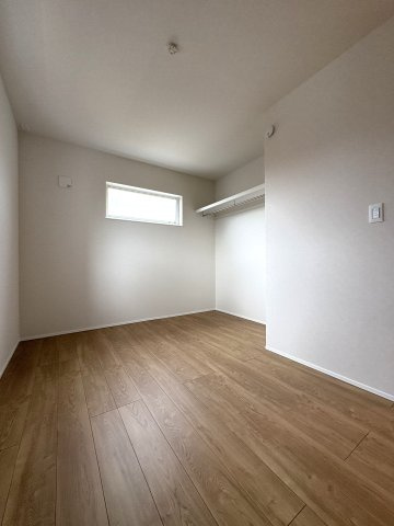 Sunny Life House — Samukawaの洋室