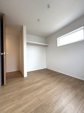 Sunny Life House — Samukawaの洋室