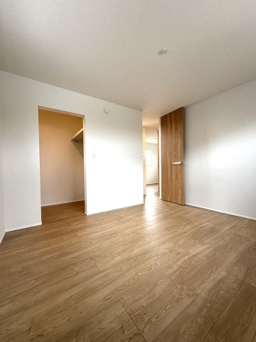 Sunny Life House — Samukawaの洋室