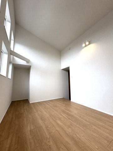 Sunny Life House — Samukawaの洋室