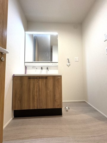 Sunny Life House — Samukawaの洗面所