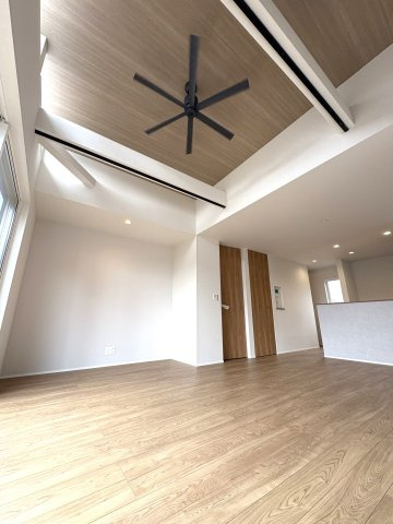 Sunny Life House — Samukawaの居間・リビング