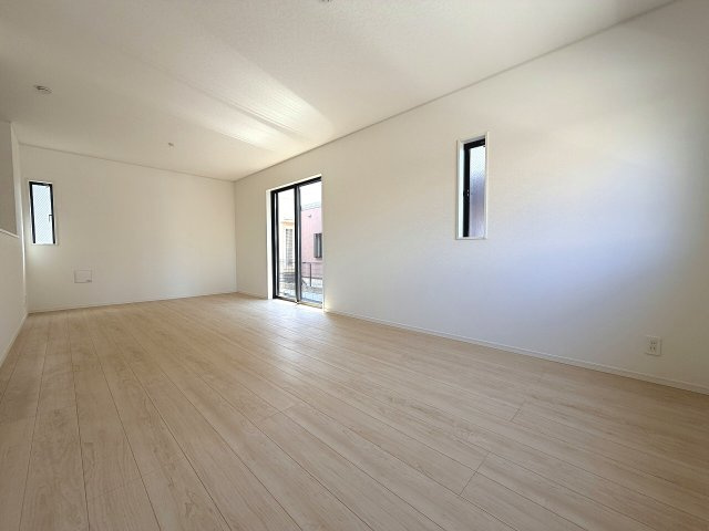 【居間・リビング】 | 練馬区大泉町3丁目　新築一戸建住宅　全2棟　（成増店） | 三面採光により明るい室内