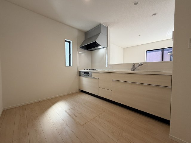 【キッチン】 | 練馬区大泉町3丁目　新築一戸建住宅　全2棟　（成増店） | お子様の宿題を見守りながら、夕食の準備。家族の『今』を共有できる対面式キッチン
