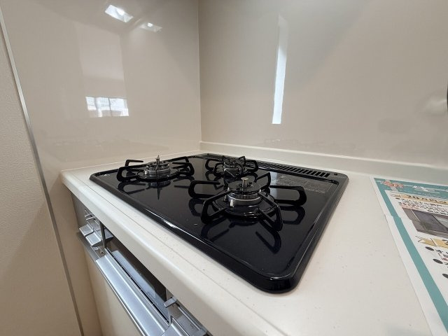 【キッチン】 | 練馬区大泉町3丁目　新築一戸建住宅　全2棟　（成増店） | 【3口コンロ】3つの火が、あなたの家事をスピードアップ。汁物、炒め物、煮込みを同時にこなす時短キッチン。