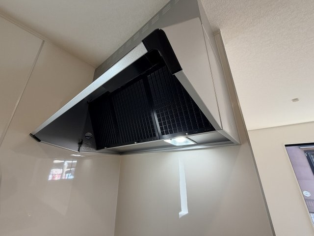 【キッチン】 | 練馬区大泉町3丁目　新築一戸建住宅　全2棟　（成増店） | 整流板付きでお掃除がしやすいスリムタイプ型レンジフードを採用。