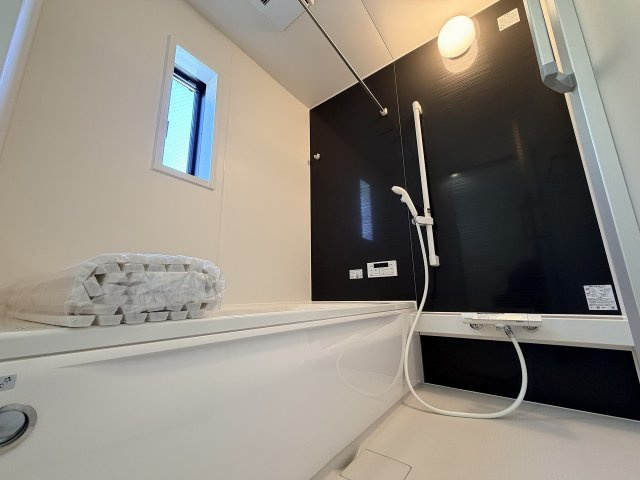 【浴室】 | 練馬区大泉町3丁目　新築一戸建住宅　全2棟　（成増店） | 一日の終わりに、足を伸ばして深呼吸。1坪サイズの広々バスルームで、至福のリラックスタイムを