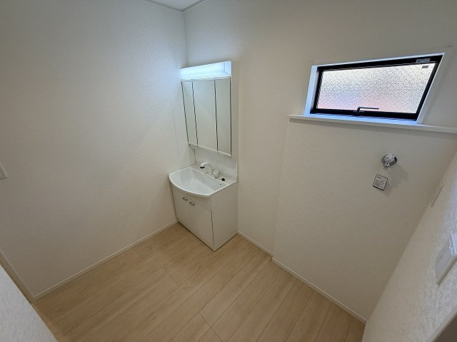 【独立洗面台】 | 練馬区大泉町3丁目　新築一戸建住宅　全2棟　（成増店） | 朝の身支度がスムーズに。合わせ鏡ができる三面鏡＆たっぷり収納の三面鏡付洗面化粧台。
