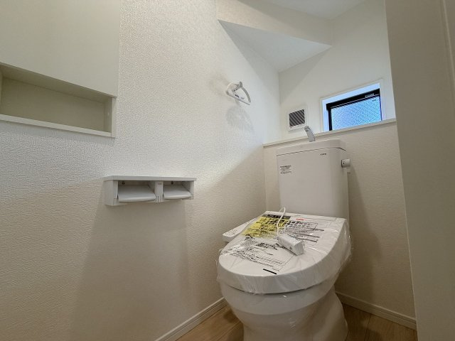 【トイレ】 | 練馬区大泉町3丁目　新築一戸建住宅　全2棟　（成増店） | 忙しい朝に、心のゆとりを。1階、2階、２ヶ所に設置されたトイレが、スムーズな一日のスタートを約束します。
