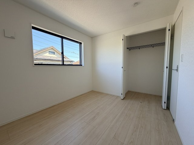【洋室】 | 練馬区大泉町3丁目　新築一戸建住宅　全2棟　（成増店） | 5.2帖の洋室。全室2面採光を採用。