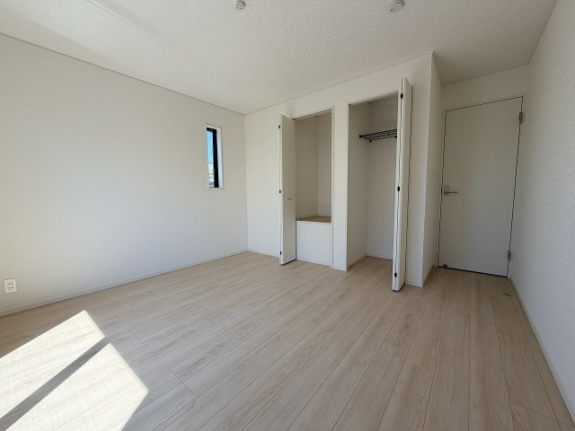 【洋室】 | 練馬区大泉町3丁目　新築一戸建住宅　全2棟　（成増店） | 7.5帖の主寝室。バルコニーに2WAYでアクセス可能。