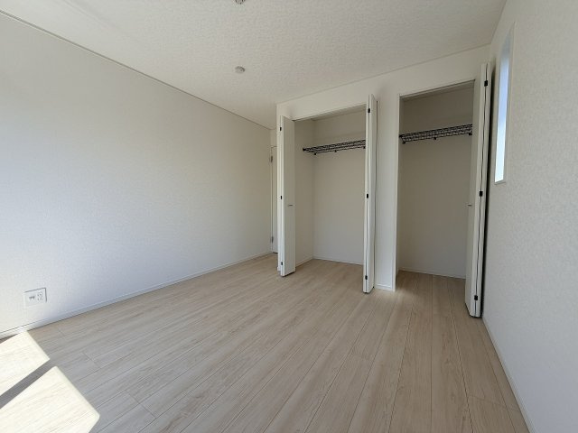 【洋室】 | 練馬区大泉町3丁目　新築一戸建住宅　全2棟　（成増店） | 6.6帖の洋室。バルコニーに2WAYでアクセス可能。
