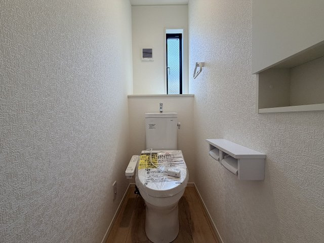 【トイレ】 | 練馬区大泉町3丁目　新築一戸建住宅　全2棟　（成増店） | 温水洗浄便座一体型トイレ
