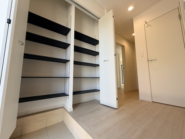 【玄関】 | 練馬区大泉町3丁目　新築一戸建住宅　全2棟　（成増店） | クローゼットタイプのシューズインクローク内部の様子。