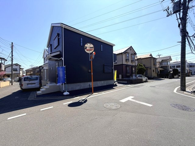 【外観】 | 練馬区大泉町3丁目　新築一戸建住宅　全2棟　（成増店） | 6ｍ×5ｍ公道面角地につき開放感ございます（1号棟）
カースペース2台（1号棟は3台）駐車可能。（車種・運転技術によります）
