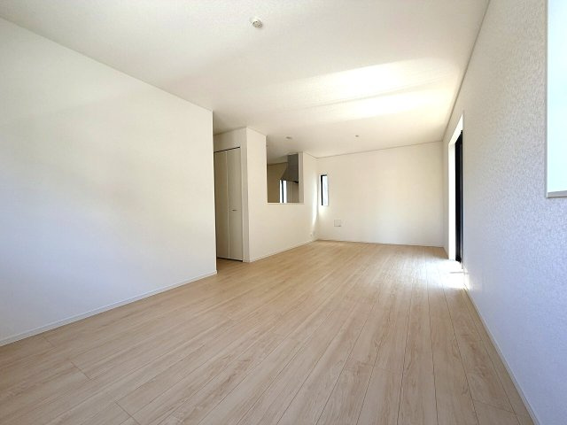 【居間・リビング】 | 練馬区大泉町3丁目　新築一戸建住宅　全2棟　（成増店） | 三面採光により明るい室内