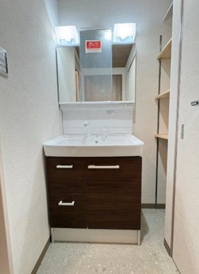 【独立洗面台】 | コンドミニアム甲東園 | カウンター一体型洗面ボウルでお手入れも簡単です