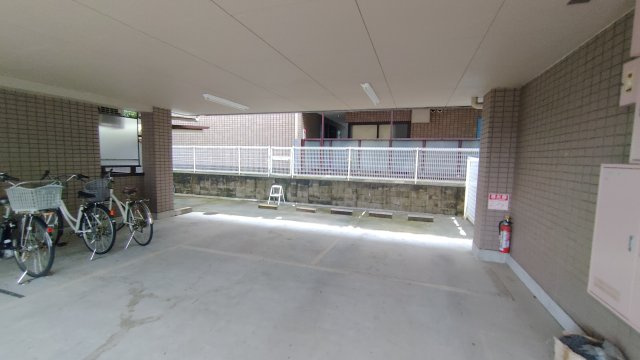 スクリーブ千里北の駐車場