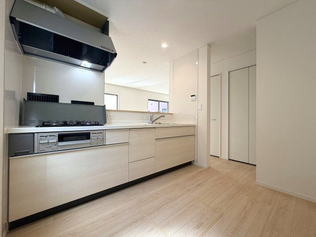 【キッチン】 | 練馬区大泉町3丁目　新築一戸建住宅　全2棟　（成増店） | お子様の宿題を見守りながら、夕食の準備。家族の『今』を共有できる対面式キッチン