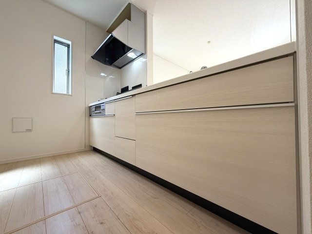 【キッチン】 | 練馬区大泉町3丁目　新築一戸建住宅　全2棟　（成増店） | 料理中も、会話が途切れない幸せ。リビング全体を見渡せる、特等席のキッチン。