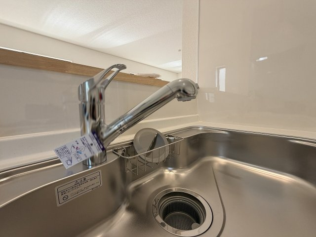 【キッチン】 | 練馬区大泉町3丁目　新築一戸建住宅　全2棟　（成増店） | 【カートリッジ式浄水器内蔵水栓】蛇口一体型でシンク周りはスッキリ。お料理にも手軽に美味しい浄水を。