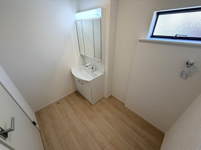 【独立洗面台】 | 練馬区大泉町3丁目　新築一戸建住宅　全2棟　（成増店） | 朝の身支度がスムーズに。合わせ鏡ができる三面鏡＆たっぷり収納の三面鏡付洗面化粧台。