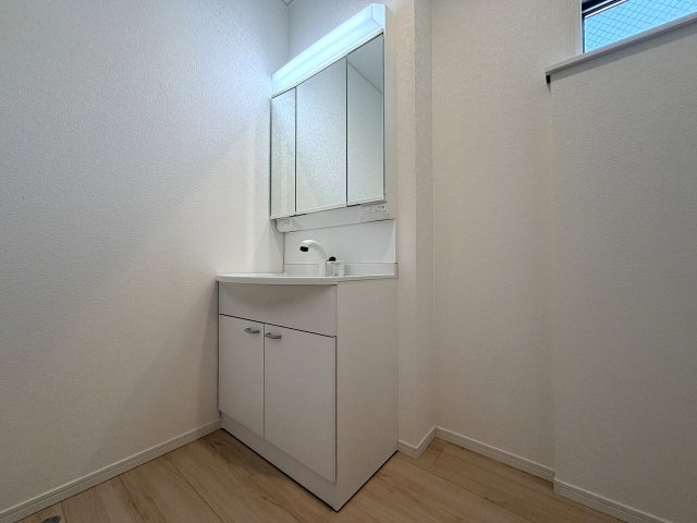【独立洗面台】 | 練馬区大泉町3丁目　新築一戸建住宅　全2棟　（成増店） | 朝の身支度がスムーズに。合わせ鏡ができる三面鏡＆たっぷり収納の三面鏡付洗面化粧台。