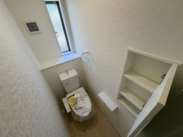 【トイレ】 | 練馬区大泉町3丁目　新築一戸建住宅　全2棟　（成増店） | 忙しい朝に、心のゆとりを。1階、2階、２ヶ所に設置されたトイレが、スムーズな一日のスタートを約束します。
