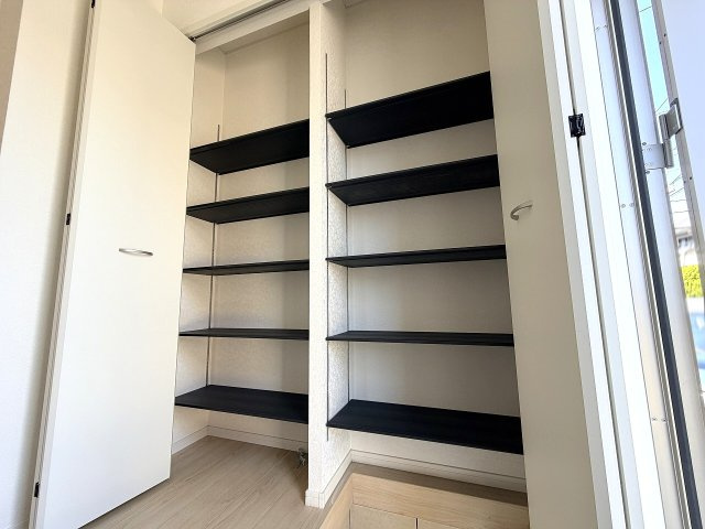 【玄関】 | 練馬区大泉町3丁目　新築一戸建住宅　全2棟　（成増店） | クローゼットタイプのシューズインクローク内部の様子。