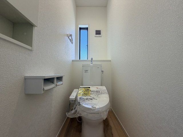 【トイレ】 | 練馬区大泉町3丁目　新築一戸建住宅　全2棟　（成増店） | 温水洗浄便座一体型トイレ
