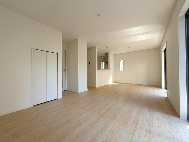 【居間・リビング】 | 練馬区大泉町3丁目　新築一戸建住宅　全2棟　（成増店） | 19.6帖の広々リビング
