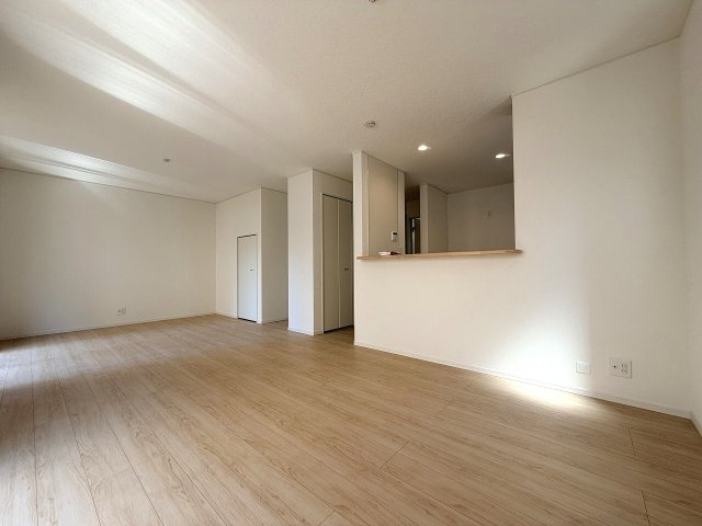 【居間・リビング】 | 練馬区大泉町3丁目　新築一戸建住宅　全2棟　（成増店） | 3面採光により明るい室内