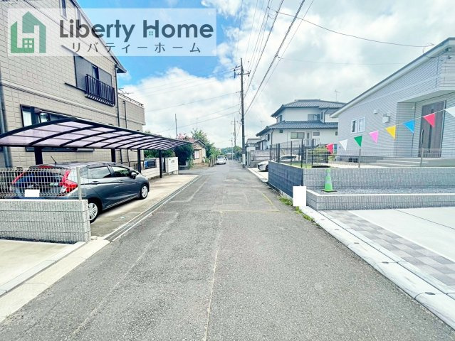 土浦市小岩田東２丁目6期　新築戸建　2号棟の前面道路含む現地写真