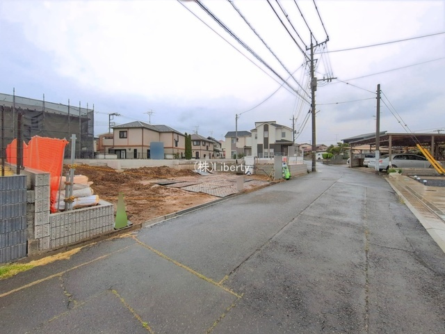 土浦市小岩田東２丁目6期　新築戸建　2号棟の前面道路含む現地写真