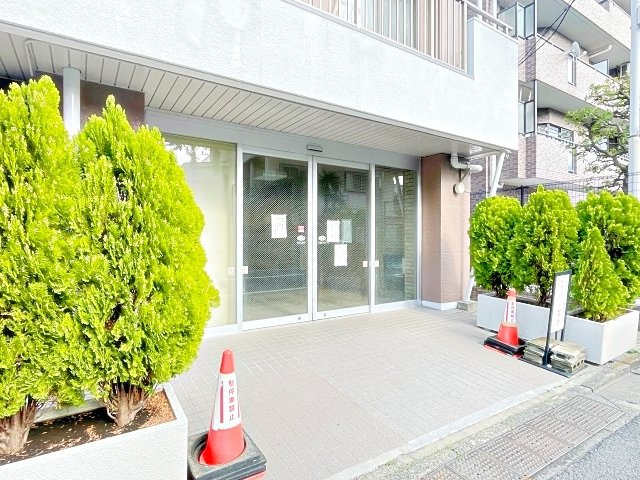タウンハイツ亀有2号棟のエントランス|ドキドキの新生活も、安心してスタート。ぴったりの住まいを見つけませんか？クランディアが一緒に住まい選びをサポートします‼　まずは、お気軽にお問合せください　＃クランディア