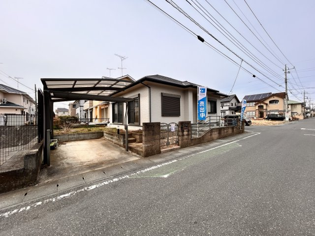 大平町富田　中古戸建の前面道路含む現地写真