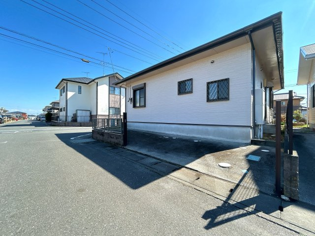 大平町富田　中古戸建の前面道路含む現地写真