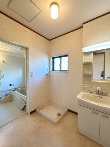 大平町富田　中古戸建の独立洗面台