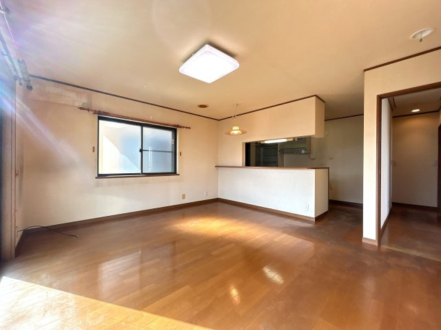 大平町富田　中古戸建の居間・リビング
